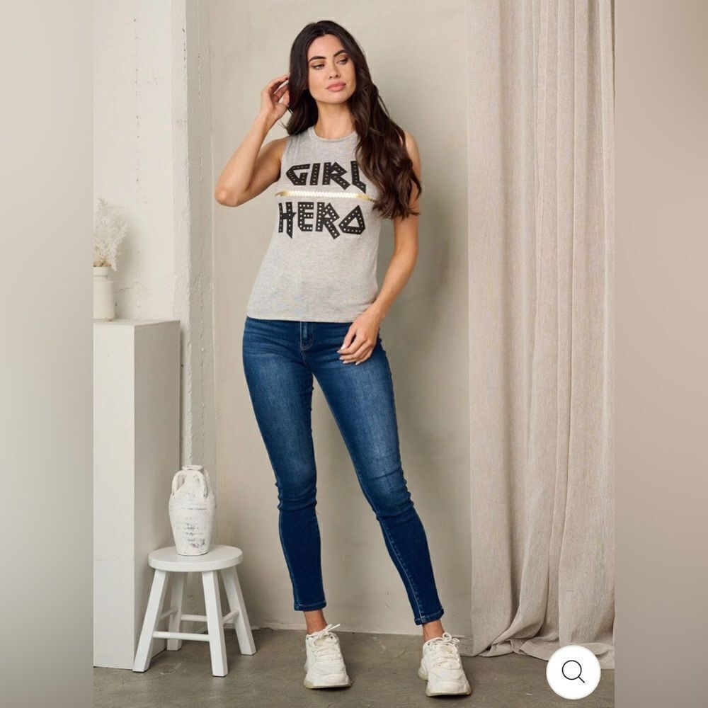 WOMEN'S SLEEVELESS GRAPHIC TANK TOP